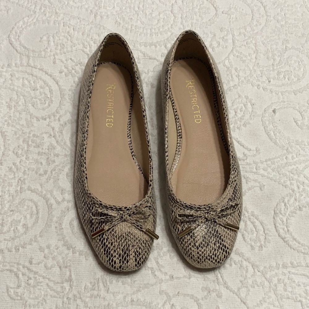 Restricted Size 6.5M Beige Snake-Print Ballet Flats with Bow Accent
